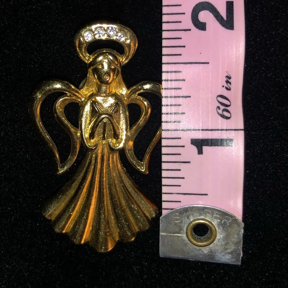 ANGEL GOLD TONE PIN WITH RHINESTONE